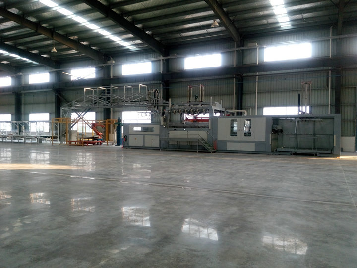 Automatic plastic molding production line